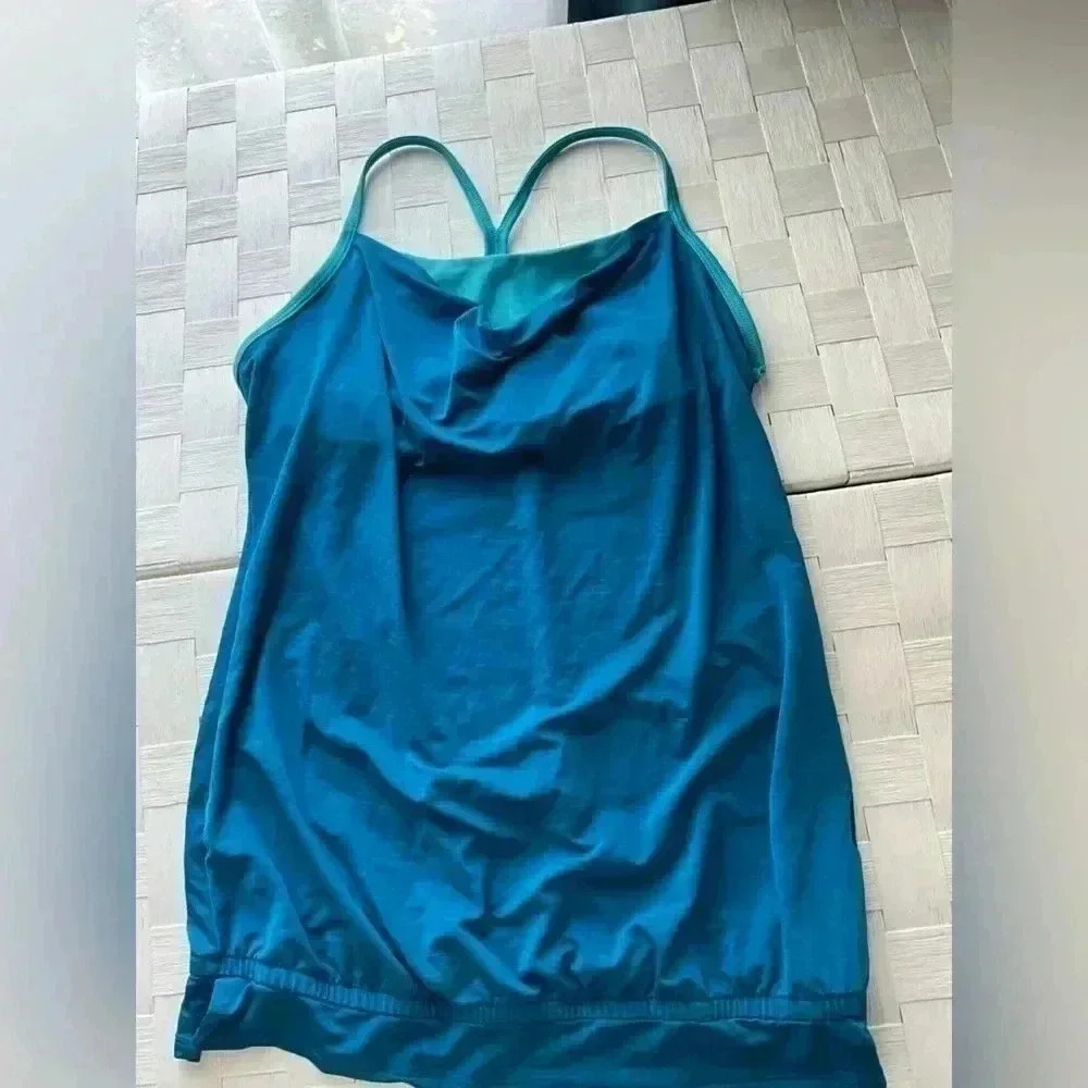 Old Navy Athletic Top With Built in Sports Bra Size Small, Two Toned Aqua Blue